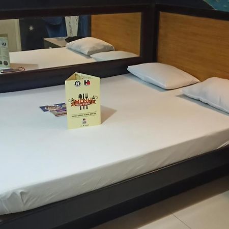 Harts Hotel-Quezon City Extérieur photo