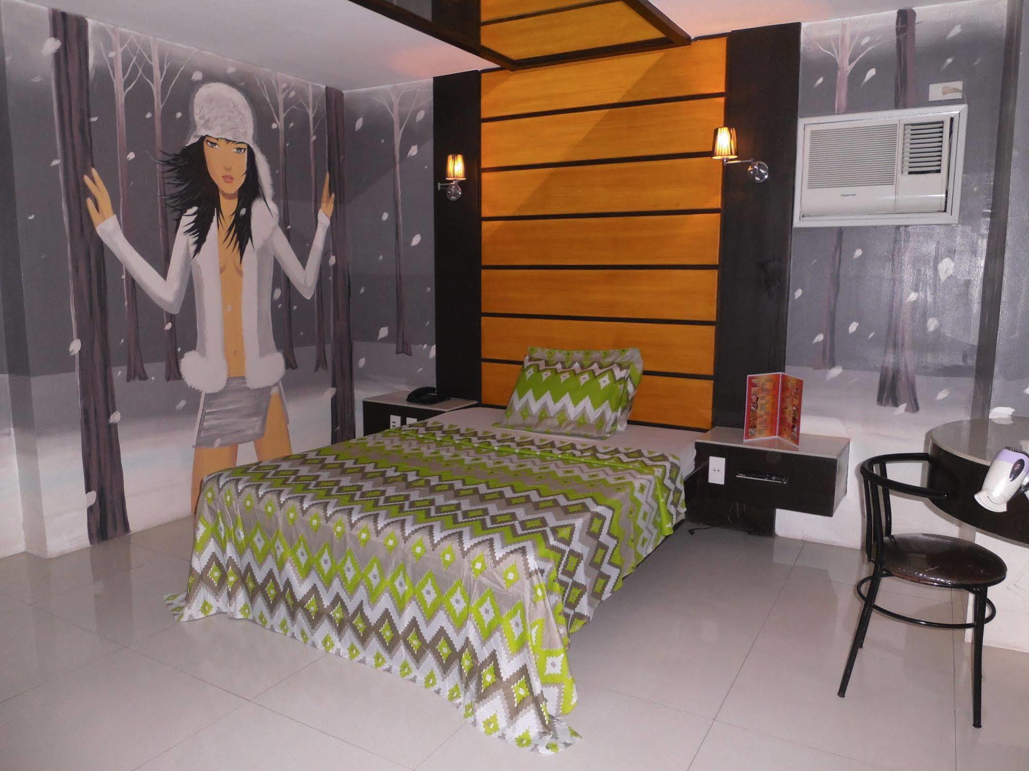 Harts Hotel-Quezon City Extérieur photo